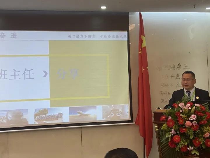 班主任對2020屆的班委們優(yōu)異的表現(xiàn)表示了肯定