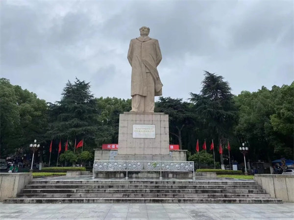 湖南大學(xué)，毛主席雕像