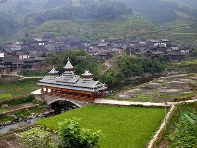 來到古樸的岜扒，這里自然生態(tài)完好，吊腳樓、鼓樓、花橋掩映于叢林